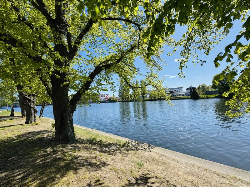Wohnen am Wasser! Sonnige 2 Zimmer mit Balkon und Spreeblick — photo 1